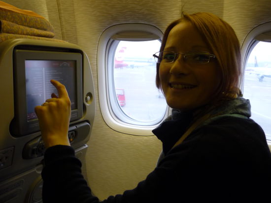 Mit Touchpad!!!! Mag jetzt nicht so sehr speziell sein, doch wenn man die letzten Jahre nur mit EasyJet & Co geflogen ist..... Ich war so begeistert, dass ich die naechsten 24h maximal 30min geschlafen habe. YEAH!!