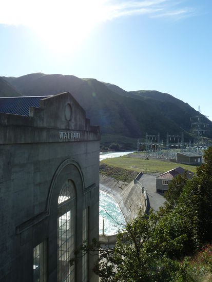 Ein Wasserwerk am Strassenrand.