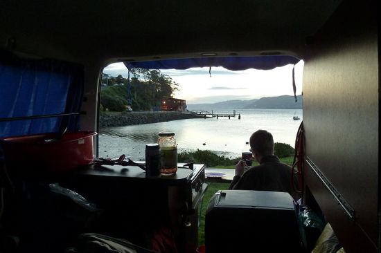 Die 4 Naechte in Dunedin verbrachten wir auf einem Parkplatz auf der naheliegenden Halbinsel. Hier: Alex beim Dinner