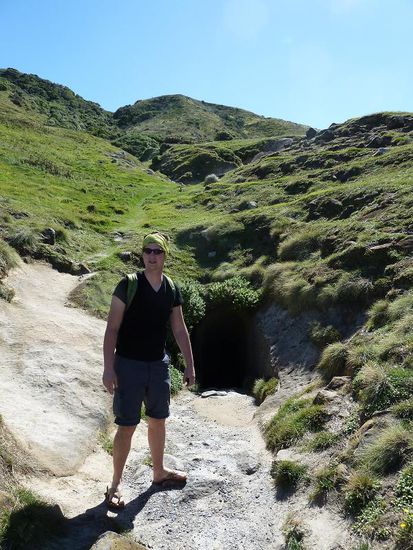 Warum der Tunnel Beach heisst wie er heisst: Ein kluger Typ grub sich vor rund 100 Jahren einen Zugang von der Halbinsel zur Bucht, damit er bei Ebbe dort mit seiner Familie  seinen Sonntag verbringen kann...
Alex war mutig, ich nicht.