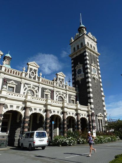Hier ein Bild fuer Rosemarie: Bahnhof mit Kiwi in typisch joggendem Umstand, ist hier wahrlich ein  Volkssport...
