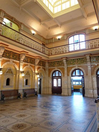 Innenansicht des Bahnhhofs. Da kann sich unsere DB mal ein Scheibchen abschneiden 
Inzwischen war Tag Nr4 angebrochen und wir (mit neuem Kabel) selig,  endlich weiterfahren zu koennen.
Dunedin ist der Anfangs- bzw. Endpunkt der Southern Scenic Route, einer ca. 400km langen Strecke, die gespickt ist mit allerlei Sehenswuerdigkeiten, besonderen Wanderrouten und schoenen einsamen Plaetzen. Unser Ende der Route ist Te Anau.
Also los!!!