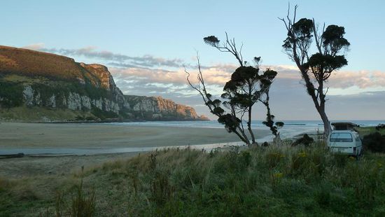Unser Campingplatz fuer die Nacht am Strand. Nach einer gefuehlten Stunde Schotterpistenfahrt kamen wir recht spaet an. Witzig: wir teilten den Platz mit einer Kuhherde, die zwar vor uns fluechtete, aber bis frueh in den Morgen lautes Gemuhe von sich gab. Vielleicht trauerten sie um ihre Verwandten, die auf unserem Abendbrotteller lagen... (Fleisch ist hier sooo billig und lecker!!!)