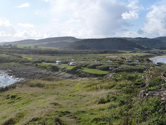 Unser Heim fuer diese Nacht: ein Camping Platz nahe der Curio Bay. Dieser lag zwischen zwei Buchten und bot uns eine mal wieder leicht ueberfaellig Duschmoeglichkeit.