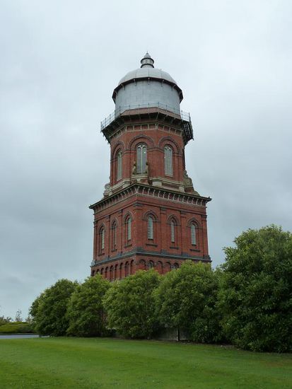 Der Wasserturm. Zusammen mit dem Wasserwerk auch heute noch in Gebrauch, allerdings eher zur Unterstuetzung des modernen Systems..Aber immerhin..