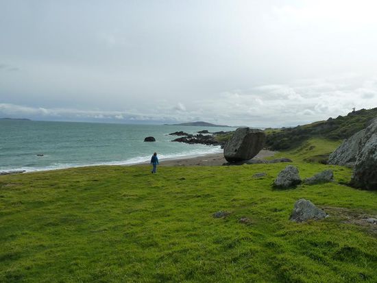 Raus aus dem Wald, hin zum Strand.
Ja, wir waren ganz allein. Bis auf einen Typ, der diesen Looptrack 3mal hintereinander, jeweils in die andere Richtung gelaufen ist. GELAUFEN!!! Und da gings gut bergauf und durch Matsch und Disteln. Er war puterrot, aber unseren Respekt hatte er. (Denn wir keuchten leicht am Berg..)