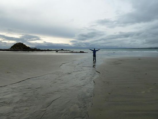 Unser Nachtlager schlugen wir in der Monkey Bay auf. Hier konnte man legal umsonst stehen und bekam noch ne nette Kulisse. Wie immer Ebbe, war aber cool, denn so konnten wir die Plattform auf dem Fels im Hintergrund besteigen.