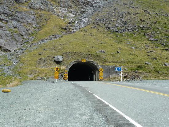 Genau mein (k) Ding: ein Tunnel. Der Homertunnel ist 1300m lang.
JUHU.........
In Milford gabs dann erstmal einen Kaffee und dann gings auf Boot...