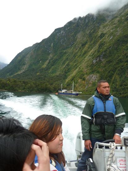 Ich (K) sass im Motorboot und lauschte dem Vortrag dieses Steuermanns. Name: vergessen