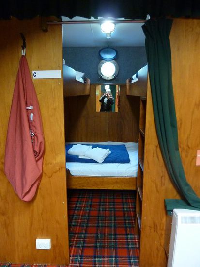 Unsere Kabine. Wir hatten wahnsinnsglueck und mussten sie mit niemandem teilen. Von 65 moeglichen Plaetzen wareun nur 37 belegt.
Zum Abendessen gabs Lammkeule, gegrillten Kuerbis, Kartoffelpuerree und bissl Gemuese. Habs leider nicht geschafft zwischen dem Schlingen ein Foto zu machen.
Nachtisch: Applecrumble. Also Apfel mit Zimt mit Butterstreuseln gebacken u serviert mit Walnusseis und heisser Vanillesosse........
Mit vollem Magen gings ab ins Bett, 6:15Uhr klingelte der Wecker....