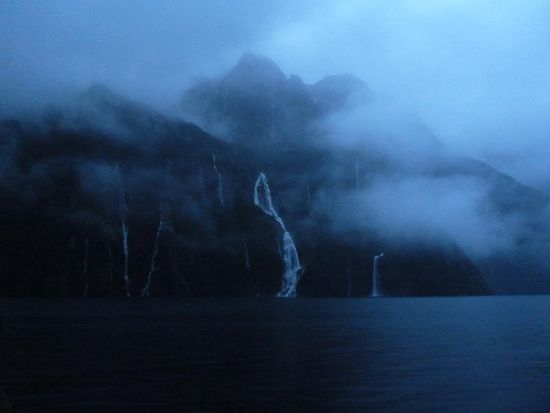 Die Tatsache, dass es den ganzen letzten Tag und Nacht geregnet hat, stellte sich als aeusserst nuetzlich heraus: Von ALLEN Felswaenden ergossen sich hunderte grosse und kleine Wasserfaelle ins Meer. Es war einfach unglaublich!!!
Ich hoffe, die Bilder koennen es wenigstens ansatzweise wiedergeben....