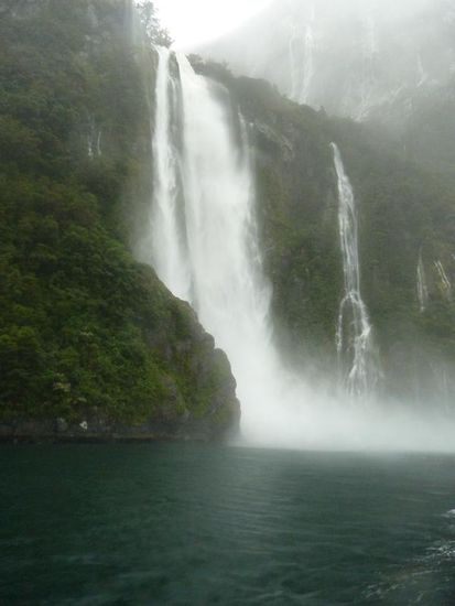 Es wurde langsam lichter. Hier einer der groesseren Wasserfaelle, in die uns der Kapitaen natuerlich ganz dicht rangefahren hat...