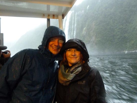 Und so sahen wir danach aus: zwei begossene, aber glueckliche Pudel..
Aber Jeans sind bei diesem Wetter nicht so praktisch....