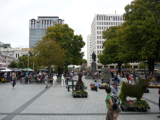 Ein Blick ueber den Square. Als wir da waren, hatte grade das Festival of Flowers begonnen. Anlaesslich dessen waren verschiedene Orte geschmueckt.
