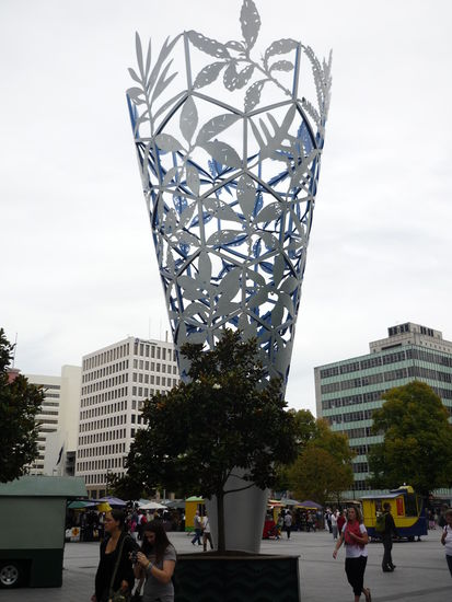 Ein Wahrzeichen Chch's: (Name vergessen, ich werde eroieren..) Jedenfalls entstand es zum 150. Geburtstag der Stadt im Milleniumjahr.