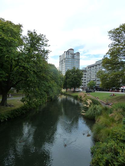 Das typische Bild der Stadt: Hochhaus plus Gruen