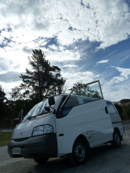 Darf ich vorstellen: Mr. Bongo (aus dem Hause Mazda), unser Campervan, unser Zuhause fuer die naechsten 3 Monate. Wohnflaeche: 4-5Quadratmeter, Baujahr 2007,Automatikschaltung fuer gechilltes Fahren, Boardentertainment LIGHT VERSION: wir verfuegen ueber ein sehr stylisches Radio-CD-TV-Navigationsystem mit nettem 8"Screen. Nur die Tatsache, dass alles auf Japanisch ist, erschwert uns die Bedienung. Aber GOTT SEI DANK hat jemand Schlaues uns einen Audioanschluss fuer iPod etc eingebaut, sodass wir wenigstens mit Musik versorgt sind. Das wir ueber letzt genanntes Kabel verfuegen, haben wir allerdings erst spaeter entdeckt, nachdem die Stimmung leicht eingesackt war. Aber Hassel The Hoff brachte uns dann mit "Limbo Dance" wieder gute Laune..."...everybody gets the chance......"