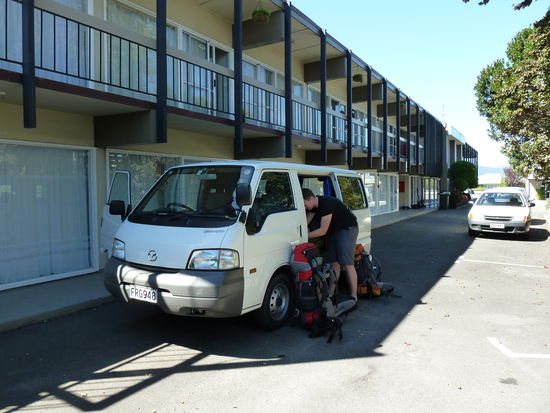 Jetzt faengt der Spass erst richtig an: wir versuchen den Inhalt unserer Rucksaecke zu verstauen, in bruetender Mittagshitze..