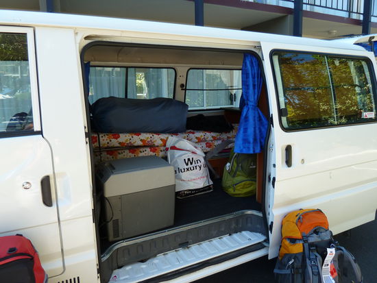 Unser Bett. Hier im gefalteten Zustand, muss jede Nacht und jeden Morgen gemacht werden. Davor unser Kuehlschrank.