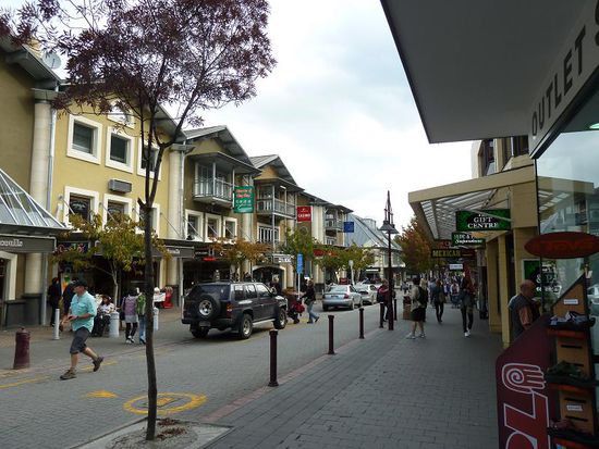 Die City. Hier gibt es fast ausschließlich nur Outdoorläden, Reiseagenturen (für die 1000 Aktivitäten) und Cafes/Bars. Aber alles ist sehr klein und übersichtlich. Die Leute sind überall sehr gelassen, von Stress überhaupt keine Spur.