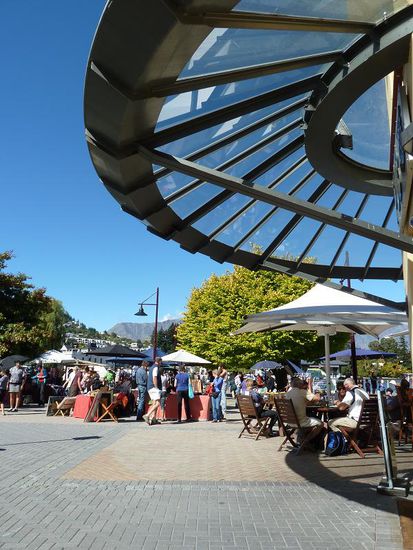 Um den Park war ein kleiner Markt und verschiedene Pubs