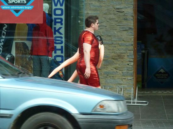 Als wir ihn zum ersten Mal sahen, dachten wir sofort "Junggesellenabschied!!!" oder "Wette verloren!!". Es stellte sich heraus, dass er ein Stadtfüher ist 