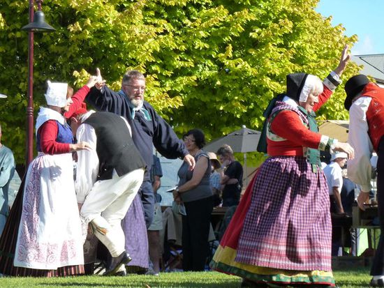 Als wir im Park in der Sonne dösten,tauchte plötzlich eine dänische Tanzgruppe auf, die Tänze aus dem 18./19. JH zum besten gab. Fast alles rüstige Rentner, die bei dem heißen Wetter ihre Haxen schwingten. Respekt!!