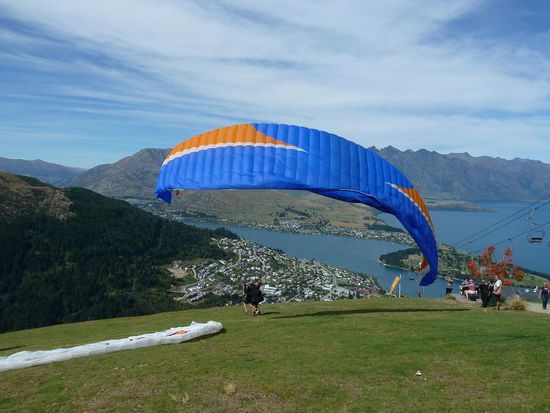 Hier hab ich mich mit dem FunSportFever infiziert. Natürlich konnte man vom Berg auf mit dem Paraglider wieder nach unten fliegen. Dazu noch die Sonne und die Kulisse....hach..sehr geil...aber ich hab dann doch gekniffen...Aber aufgeschoben ist nicht aufgehoben 