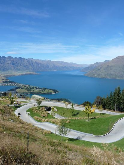 "LUGE" = Sommerrodelbahn