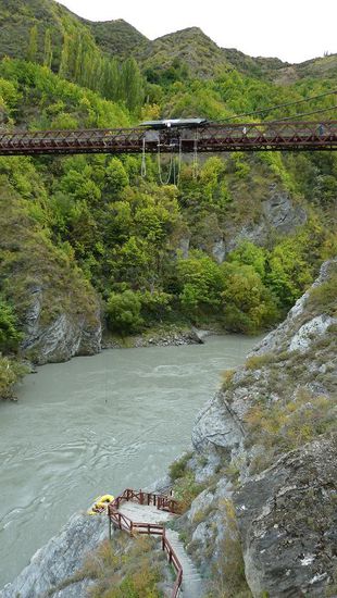 Ganz in der Nähe von QT wurde '88 an der Kwaraubrücke das Bungeejumpen durch AJ Hackett kommerzialisiert. Hier gibs heute auch ein Museum und weitere Möglichkeiten sein Geld zu lassen, mit dem "Canyonswing" z.B.  Hier gehts "nur" 43m in die Tiefe.