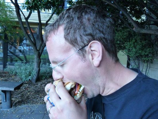 Ein typischer Alex: bestellt sich den größten Burger namens "Big Al", doppelt Feisch und Schinken, 2 Eier, 3 Soßen, viel Grünzeug.....