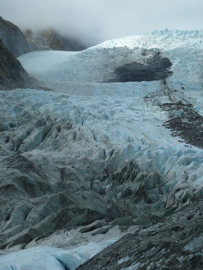 Hier sind wunderbar die beiden Hänge zu erkennen, wo sich die Längs- und Querspalten herausbilden. Ansonsten kann man gut die dunklen Ablagerungen von Schutt erkennen, die auf Grund höherer Albedo-Werte zur Beschleunigung des oberflächlichen Schmelzprozesses führen. Und ich (A) habe es nicht für möglich gehalten, wie viel Oberflächenwasser da an einem Tag runterläuft... Bäche... wahnsinn!! Schmeckt aber vorzüglich und ist sehr rein und eine Perle der Natur (nein, es wird jetzt keine Bierwerbung)
