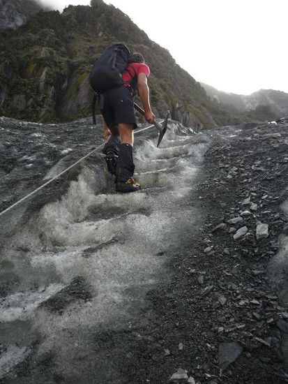 Hier eine Rückansicht von John, der eine Treppe ins Eis haut. Man fragt sich da, ob Nachhaltigkeit groß geschrieben wird, aber wirklich! Bei dem was da am Tag abschmilzt, ist es nen Tropfen auf den heißen Stein (jaja, fünf Euro ins Phrasenschwein!!)