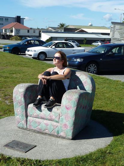 Der Sessel sieht bequemer aus als er ist, aber trotzdem ne lustige Idee am Strand von Hokitika.