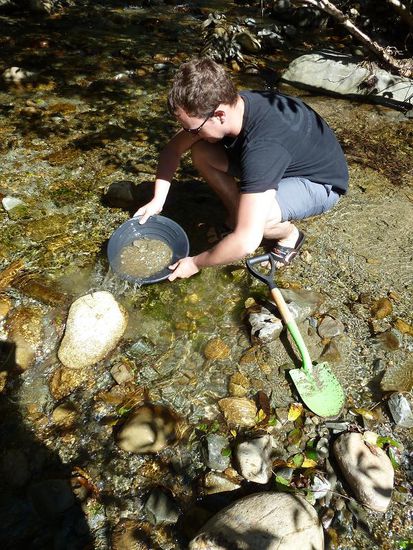Hier der Versuch des Goldwaschens: Wir versuchten, an den Erfolg der Goldgräber und -wäscher Ende des 19. Jahrhunderts anzuschließen. Es ist aber garnicht so einfach, wie es in den N24-Reportagen immer aussieht. Unsere Ausbeute waren zwei winzige Stückchen, ungefähr so groß wie nen Staubkorn.