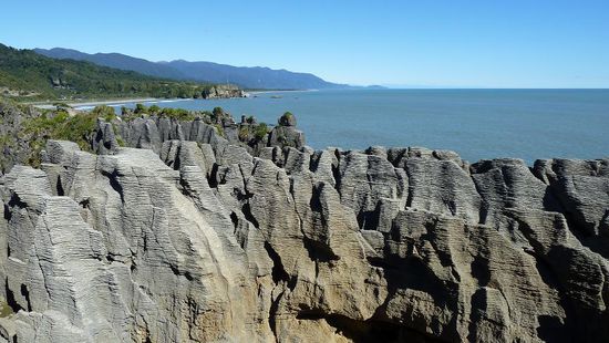 Die Pancake Rocks in Punaikaki. Sauberühmt und extra für Rollstuhlfahrer zugänglich gemacht (was auch bedeutet, das der Gift-Shop inklusive ist). Warum diese Gesteine Pancake Rocks heißen, solltet ihr selbst herausfinden  Kleiner Tip: Horizontale Schichtung der Gesteine und NEIN, jetzt kommt kein Geologievortrag!
