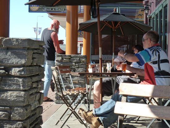 Was man beim Kaffeetrinken so alles entdeckt. Das Rot von dem Typ an der Säule kommt hier leider nicht im Original rüber und den dritten Pitcher in 40 Minuten hat er elegant hinter der Säule geparkt. Aber schöner Bart!
