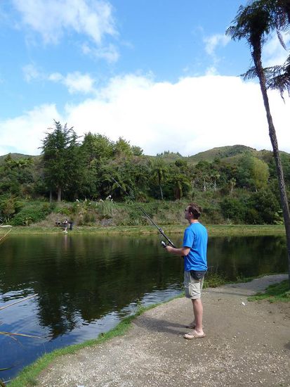 An unserem Haken waren kleine "Pallets" als Köder befestigt, die uns das Angeln erleichtern sollten. Aber es schien als ob kein Lachs auch nur annähernd an unserem Haken interessiert war. Es gab zwar die Möglichkeit weitere Pallets gegen einen kleinen Betrag zu erwerben, um die Beute anzulocken, aber das ließ unser beider Ego nicht zu....