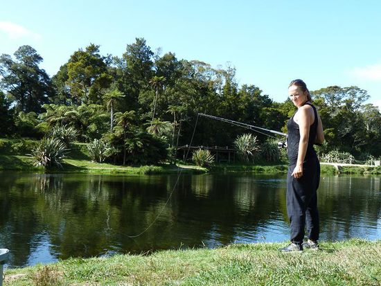 Es machte sich langsam Frustration breit. Wir hatten wirklich schon überlegt einfach einen Lachs zu kaufen, nur der hätt dann so nach LOSER geschmeckt....
ABEr kurz nach dieser Aufnahme geschah das Unvorstellbare: Ich hatte endlich einen am Haken!!! Mit großem Bi- und Trizepsaufwand (der mir am nächsten Tag einen kleinen Muskelkater beschehrte) zog ich den Fisch soweit raus, dass Alex ihn mit dem Kescher dingfest machen konnte. YESSS!!! 
Problem: Wer macht jetzt kurzen Prozess und erlöst den zappelnden 1,5 Kiloklopps von seinen Qualen??? Wir hatten natürlich die Hosen voll...