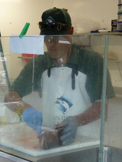 Danach übergab man den Fang einer professionelleren Hand. Er wurde ausgenommen und gesäubert. Jetzt konnte man entscheiden, ob man nur die Filets oder Steaks mitnehmen oder ihn gleich hier räuchern lassen möchte. Da der Räucherlachs hier sonst krass teuer ist entschieden wir uns für letzteres. Alex wählte Cajun uund ich Knobi-Basilikum als Note.