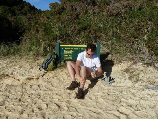 ...und danach setzte man uns an einer noch einsamen Anchorage Bay aus. Erste Amtshandlung: INSEKTENSPRAY auftragen und zwar überall!!!! Natürlich aufdie erste Schicht Sunblocker..