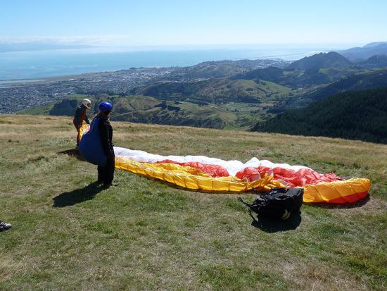 Der Fallschirm wird ausgepackt und vorbereitet.....da ging mir der *****  wirklich auf Grundeis...
