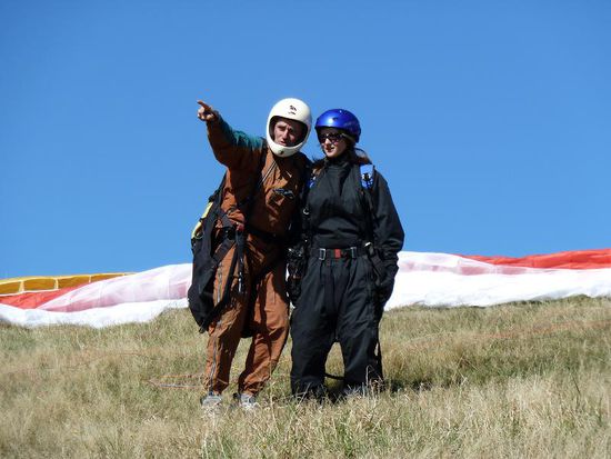 Letzte Anweisungen vor dem "Absprung"....oder eher Loslaufen...man läuft bei passendem Wind erst ein Stück nach vorn, dammit sich der Fallschirm mit Luft füllen kann. Wenn das geschieht wird man ruckartig nach hinten gezogen und muss irgendwie auf den Beinen bleiben...Dann gehts wieder nach vorn, den Hang runter...und schwupps!!! Dann schwebt man dahin...