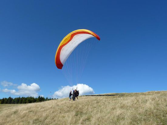 ja, natürlich war der Fallschirm stärker als ich... Aber dann ging eh alles so schnell, dass, kaum das wir in der Luft waren, Alex von oben wie eine kleine Ameise aussah....