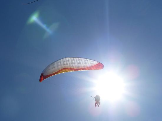 Diese Art der Bewegung ist so coooool!!!!!!!!!!!! Mal davon abgesehen, dass man selber nichts macht, spürt man überhaupt nicht, wie schnell man sich fortbewegt.... Man chillt nur und sieht sich die Landschaft an....
Da die "thermalen Winde" in Nelson sehr stark sind, stiegen wir schnell auf ca 900m. Man fliegt die ganze Zeit im Kreis und fällt in "Bubbles", quasi wie Turbulenzen im Flugzeug. Mein Magen machte das auch lange Zeit mit, aber nach 15min wurde mir dann schon etwas plümerant...Schade eigentlich, denn wir wollten einen spektakulären Landeanflug hinlegen...  Ich wollte nicht unbedingt zu denjenigen gehören, die von da oben ein Ferngespräch mit dem Porzellangott führen... Also SMOOOTH!!!