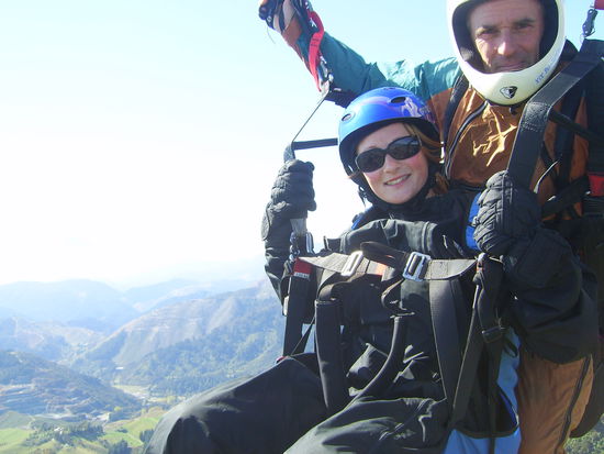 CHEEEEEESE!!!
Die Landung verlief seicht und wurde auf Film festgehalten, der euch bei Interesse nach unserer Rückkehr gerne gezeigt wird 
Allerdings war mir noch 2h danach leicht igittich, was uns aber von einer Sushi-Zwischenmahlzeit nicht abhielt 