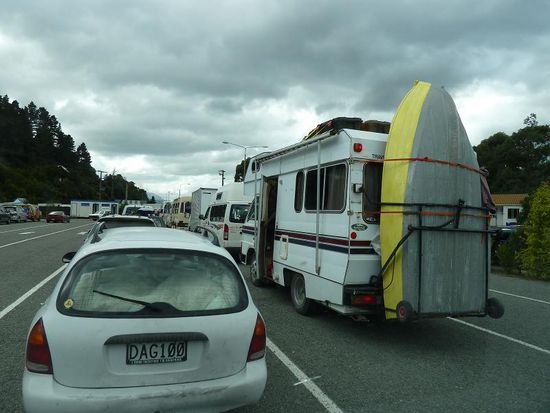 Schlangestehen beim Check-In.