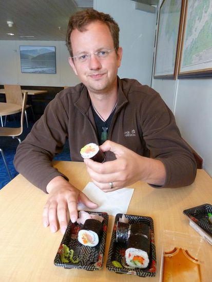In der Boardkantine gabs dann erstmal Sushi...es hat gut geschmeckt, auch wenn Alex' Gesicht was anderes sagt..