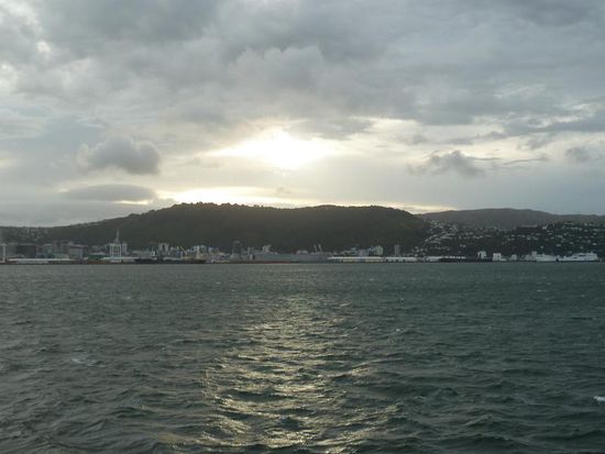 Hello Wellington!!
Hier siehts noch nicht danach aus, aber sobald wir das Festland einnahmen, setzte der Regen ein. Bei dem Wetter machten die Hochhausschluchten und der typische Lärm keinen guten Eindruck. Camping direkt in der Stadt oder näherer Umgebung ist nicht möglich, deshalb waren wir dankbar für den Tipp von Matti&amp;Sandra (2 Berliner, kennengelernt an der Westküste der Südinsel, ganz liebe Grüße an dieser Stelle!!!), dass wir auf einem Parkplatz eines Hostels bleiben konnten. Da die beiden auch noch da waren, lag es nahe, zusammen was trinken zu gehen. Eine willkommene Abwechslung zum üblichen Campingabend über Buch - oder Laptop...