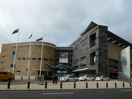 Ganz wichtig in Wellington: das Te Papa Museum!!
Da am nächsten Tag noch immer Regenwetter war, tummelten wir uns hier 3-4h. Zu sehen gabs viel: die Geschichte NZs samt aller Einwohner, alles über Vulkane und Erdbeben (den Simulator konnten wir uns ja sparen..), eine Fotoausstellung von Sir Peter Blake und nach gaanz viel mehr. Der Eintritt ist frei, das Parken allerdings nicht. Da machen die hier in Wellington wirklich Reihbach...überall... (Da ist Parken an der Friedrichstraße glatt ein Schnäppchen)